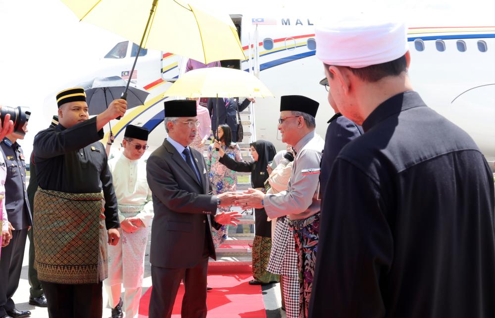 LABUAN, March 31 -- Yang di-Pertuan Agong Al-Sultan Abdullah Ri’ayatuddin Al-Mustafa Billah Shah and Raja Permaisuri Agong Tunku Azizah Aminah Maimunah Iskandariah arrived at the Labuan Airport today for a three-day visit to the Federal Territory of Labuan. BERNAMAPIX
