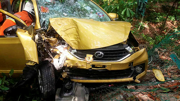The accident site of a Myvi that was driven by Rasah Division MIC chairman Datuk G. M. Kannan, 79, who died after crashing and breaking a tree in Jalan Rasah Jaya. — BBXpress