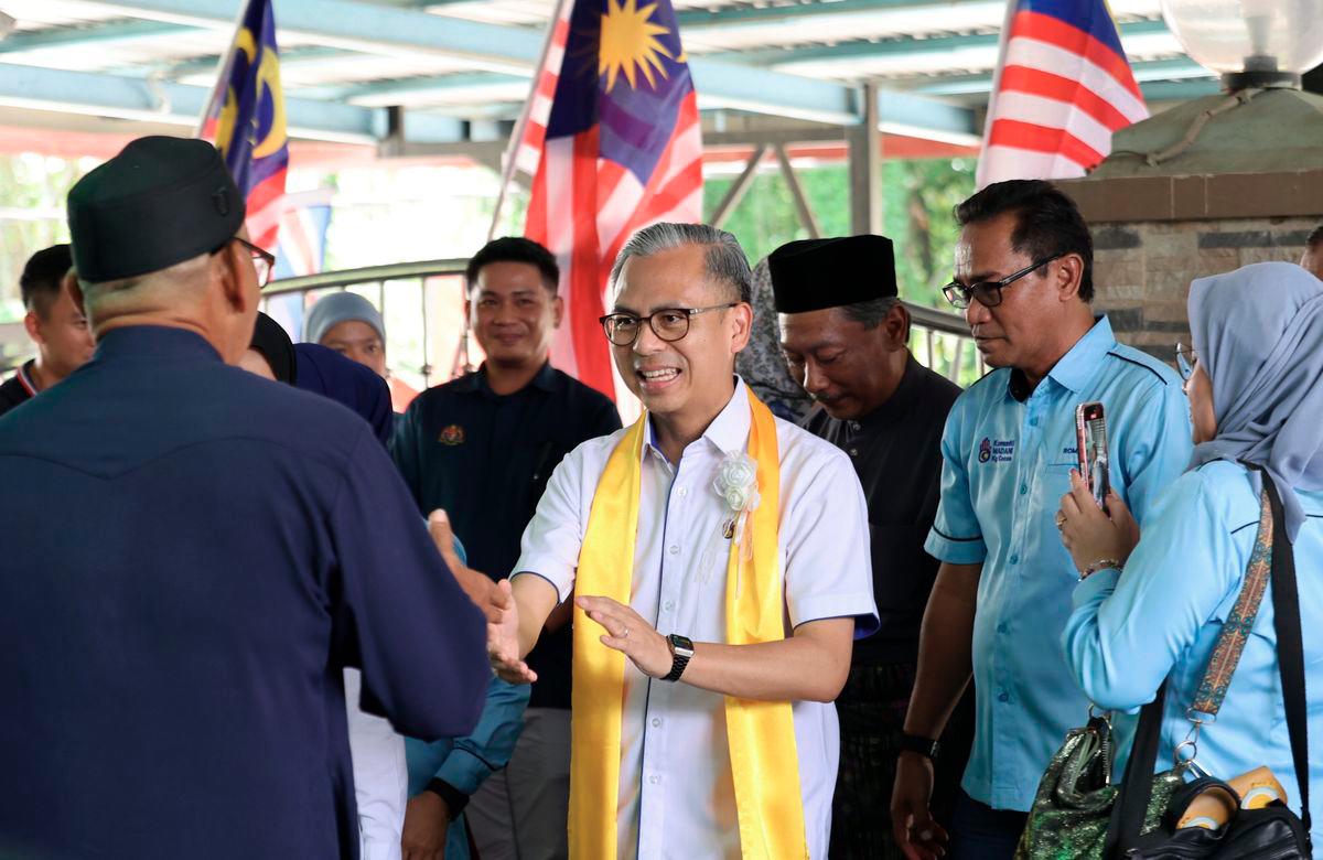 Menteri Komunikasi Datuk Fahmi Fadzil ketika mengadakan perjumpaan dengan komuniti Kampung Cocos hari ini. - BERNAMA