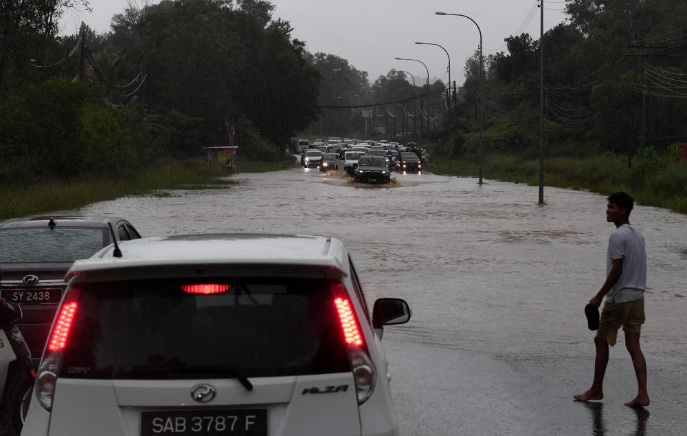 Heavy rains since 3pm have caused flash floods in several areas in town and Penampang on 9 Oct 2022. Areas affected include Jalan Kilang Kolombong, Manggatal, Tebobon dan Jalan Bantayan Minintod. - BERNAMAPIX