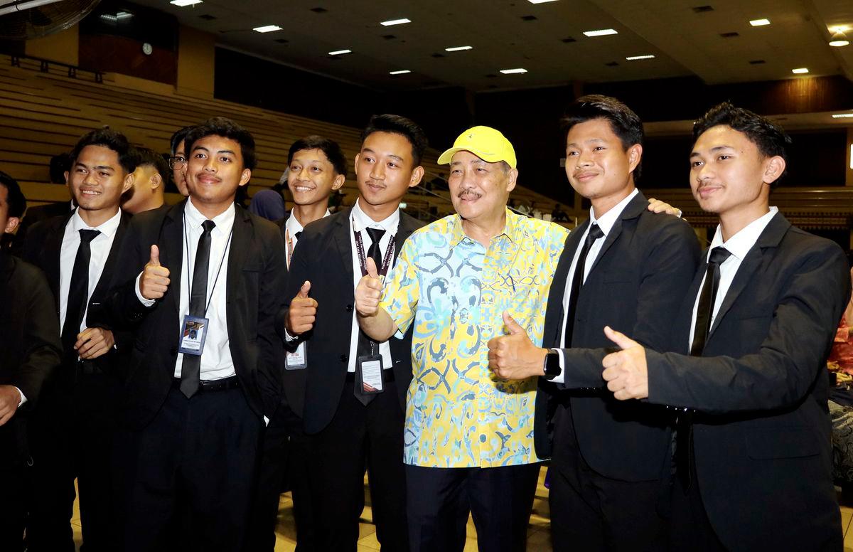 Ketua Menteri Sabah Datuk Seri Hajiji Noor (tiga, kanan) bersama para peserta Konvensyen Mahasiswa Sabah di Dewan Hongkod Koisaan KDCA, hari ini- fotoBERNAMA