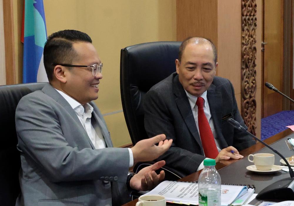 KOTA KINABALU, 12 June -- Chief Minister Datuk Seri Hajiji Noor (right) discussed something with Minister of Natural Resources, Environment and Climate Change Nik Nazmi Nik Ahmad before the Steering Committee Meeting on the Handing Over of Sabah Electricity Supply Regulatory Powers to the Sabah state government at Menara Kinabalu today. BERNAMAPIX