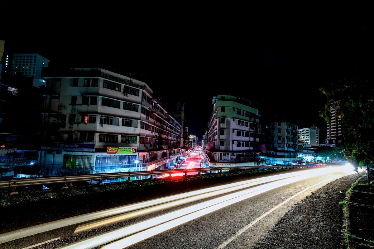 The Sandakan city centre was in darkness due to a power outage during an inspection yesterday. – BERNAMA