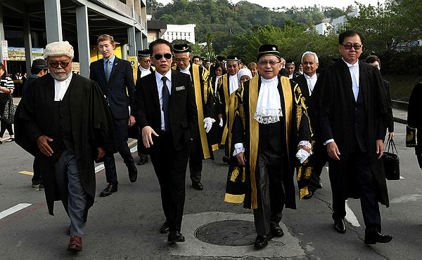 Chief Justice Tan Sri Richard Malanjum (2nd from R) heads the march in conjunction with the opening of the Sabah and Sarawak Legal Year 2019, on the morning of Jan 18, 2018. He is accompanied by Minister in the Prime Minister’s Department Datuk Liew Vui Keong (2nd from L), among others. — Bernama