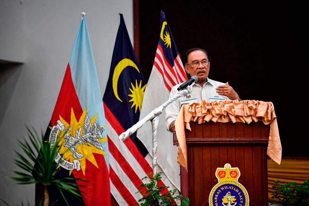 Perdana Menteri Datuk Seri Anwar Ibrahim menyampaikan ucapan pada Majlis Sarapan Mesra Wira Samudera di Markas Wilayah Laut 2, Tentera Laut Diraja Malaysia (TLDM) Sandakan pagi tadi - fotoBERNAMA
