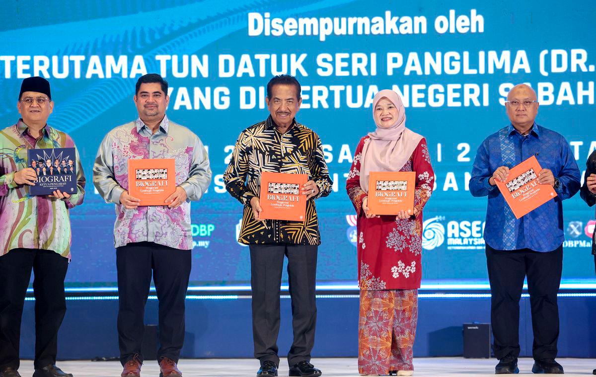 Yang Dipertua Negeri Sabah Tun Musa Aman (tengah) bersama Menteri Pendidikan Fadhlina Sidek (dua, kanan) hadir pada majlis perasmian Majlis Sambutan Ulang Tahun Ke-69 Dewan Bahasa dan Pustaka di Sabah Convention Center (SICC) hari ini. - fotoBERNAMA