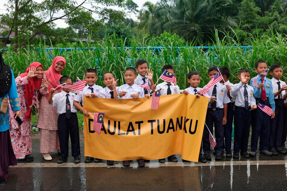 TAWAU, 4 Sept -- Ribuan murid dan guru dari pelbagai sekolah serta penduduk setempat mengiringi keberangkatan Yang di-Pertuan Agong Al-Sultan Abdullah Ri'ayatuddin Al-Mustafa Billah Shah dan Raja Permaisuri Agong Tunku Azizah Aminah Maimunah Iskandariah yang memulakan perjalanan Kembara Kenali Borneo di Bulatan 0KM Padang Perbandaran Tawau, hari ini. fotoBERNAMA