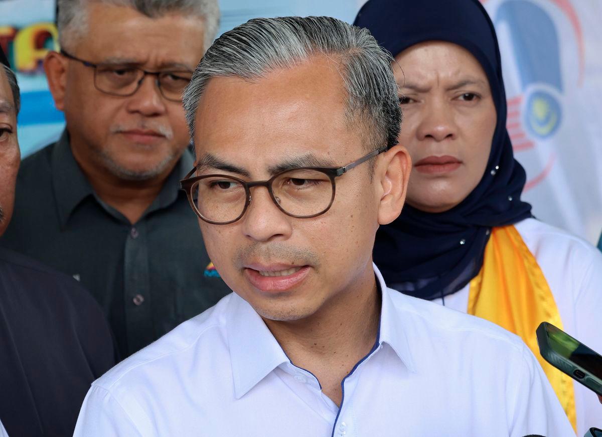 Menteri Komunikasi Datuk Fahmi Fadzil ketika sidang media selepas mengadakan perjumpaan dengan komuniti Kampung Cocos hari ini -fotoBERNAMA