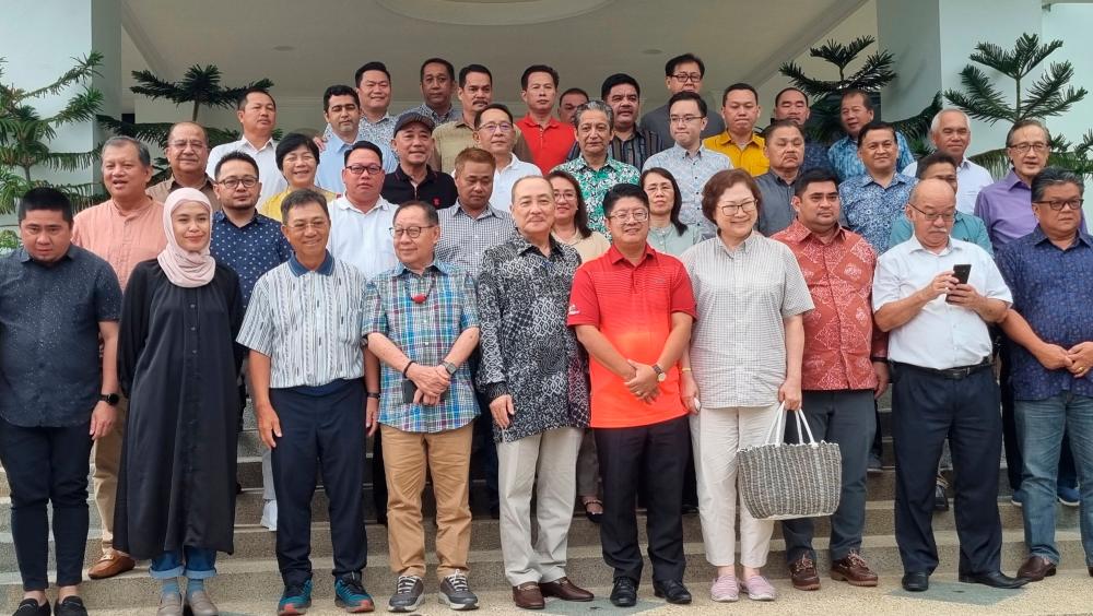 KOTA KINABALU, Jan 8 -- Sabah Chief Minister Datuk Seri Hajiji Noor (centre) poses with party leaders after holding a meeting with GRS, Pakatan Harapan and Barisan Nasional leaders in Sri Gaya today. BERNAMAPIX