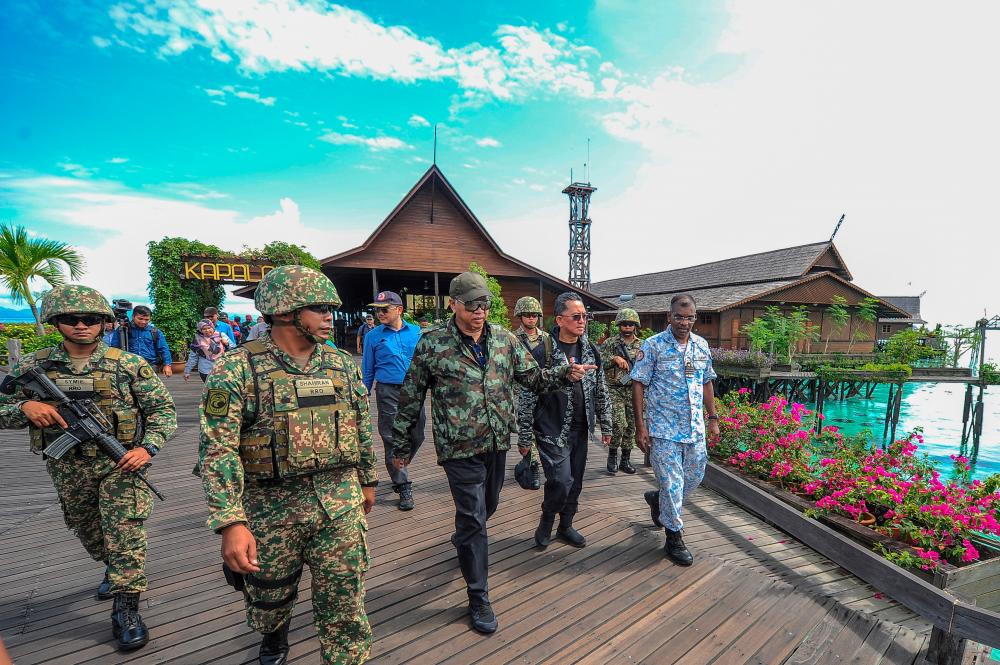 SEMPORNA, 9 Sept -- Minister of Communications and Multimedia who is also a member of the National Security Council Tan Sri Annuar Musa (fourth, left) with members of the Malaysian Armed Forces (ATM) of the East Coast Special Security Area of Sabah (ESSCOM) inspected around Kapalai island today. BERNAMAPIX