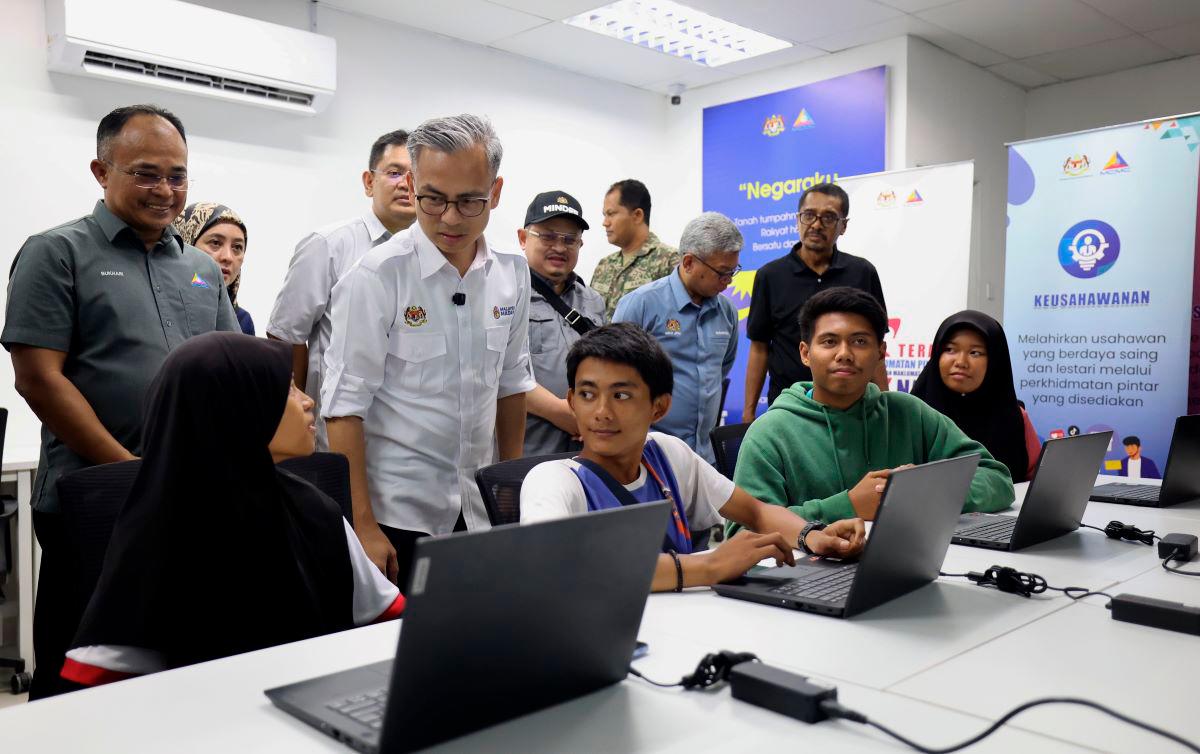 Communications Minister Datuk Fahmi Fadzil during his visit to the National Information Dissemination Centre (NADI) in Pulau Banggi, Kudat today. - BERNAMA
