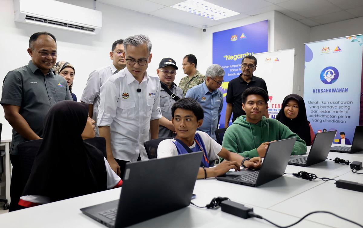 Menteri Komunikasi Datuk Fahmi Fadzil ketika melawat Pusat Sebaran Maklumat Nasional (NADI) di Pulau Banggi Kudat hari ini - fotoBERNAMA