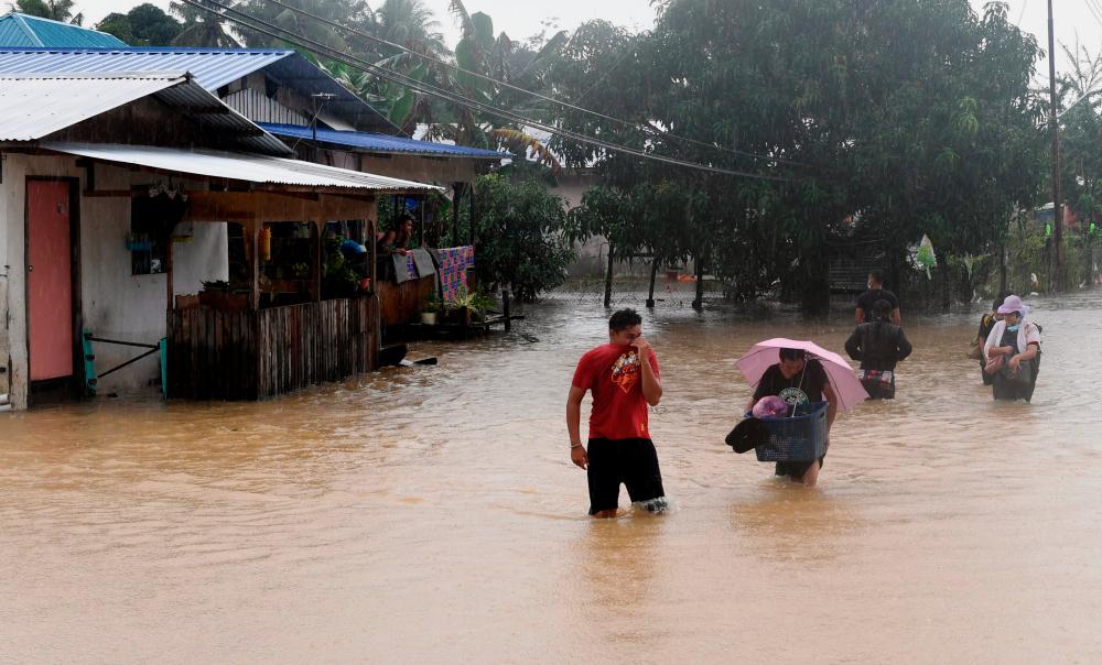 Residents of the Korina Sikuati village were forced to leave their residences to head towards a flood relief facility placed in the Sikuati Kudat school due to their homes being flooded on Jan 12. --fotoBERNAMA (2021) COPYRIGHTS RESERVED