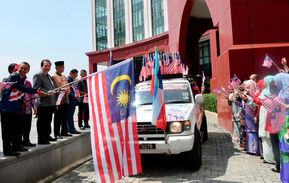 Sabah Federal Secretary Datuk Samsuni Mohd Nor releasing the convoy at Dataran Bendera here today. — Bernama