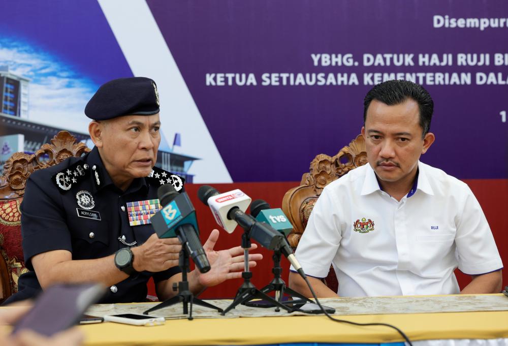 KOTA KINABALU, May 16 -- Inspector General of Police Tan Sri Acryl Sani Abdullah Sani when holding a press conference at the official handing over of the Inanam Police Station today. Also present was Secretary General of the Ministry of Home Affairs Datuk Ruji Ubi (right). BERNAMAPIX