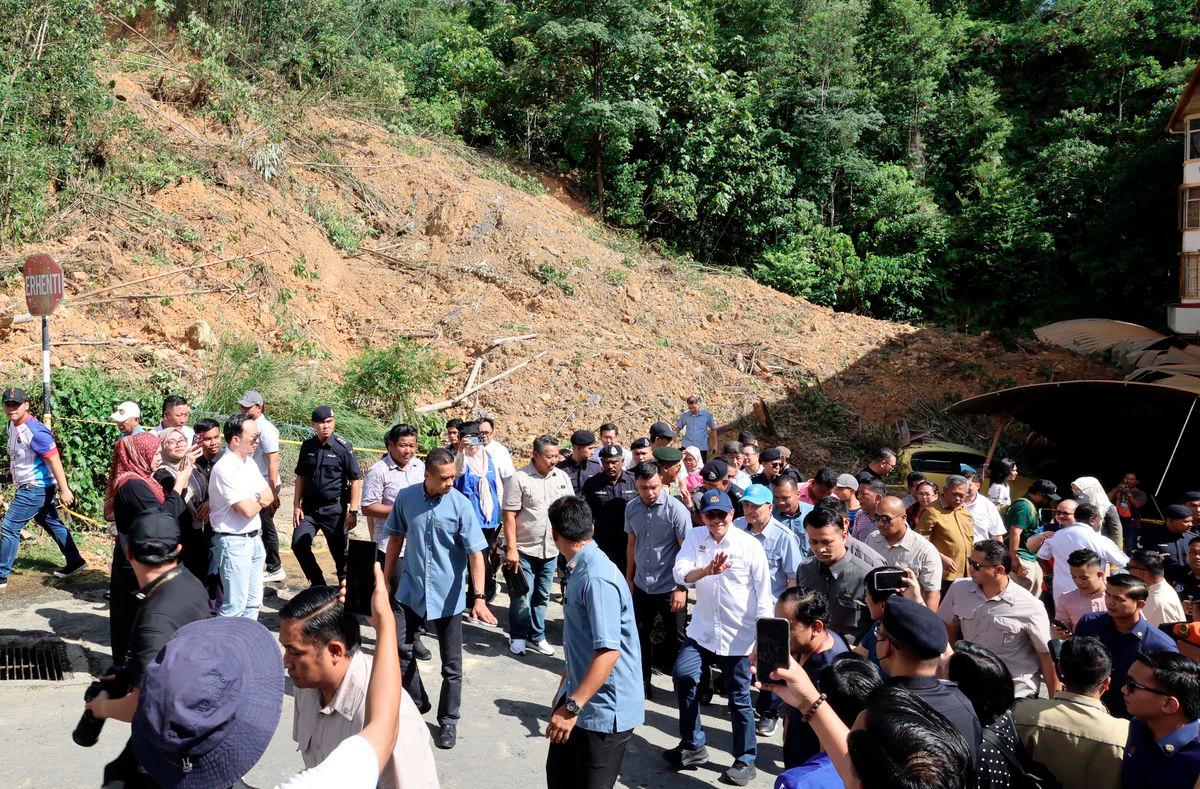 Prime Minister Datuk Seri Anwar Ibrahim during a site visit to the landslide location at Country Heights, Penampang, today. – BERNAMA