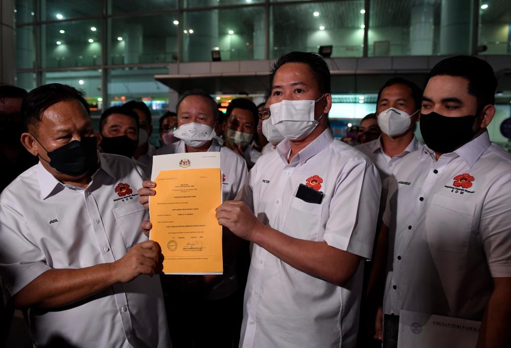 KOTA KINABALU, Feb 21 - Former Sabah Heritage Party (Warisan) vice -president Datuk Peter Anthony showed a letter of approval from the Registration Organization (ROS) of his new party known as the Community Democratic Welfare Party (KDM) upon arrival at Kota Kinabalu International Airport today. BERNAMApix