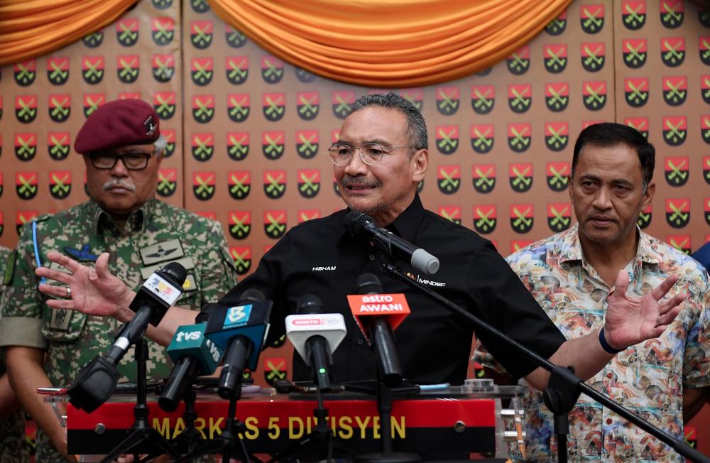 Menteri Kanan Pertahanan Datuk Seri Hishammuddin Tun Hussein mengadakan sidang media pada majlis Ramah Mesra dengan Warga 5 Divisyen Kem Lok Kawi Kota Kinabalu pada Okt 22 2022. - BERNAMAPIX