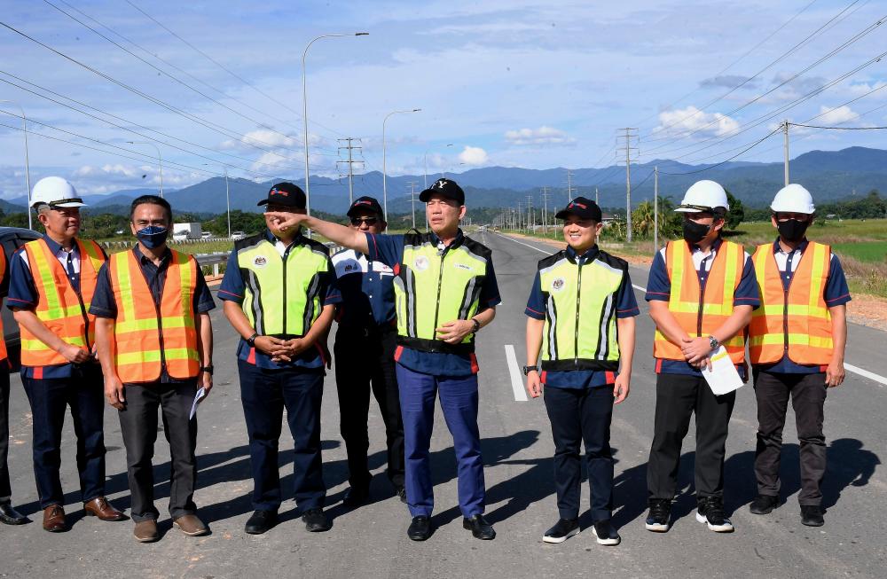 KOTA KINABALU, May 28 - Senior Minister of Works, Datuk Seri Fadillah Yusof (four, right) inspects the Sabah Pan Borneo Highway Work Package at Jalan Lama Papar today. BERNAMAPIX
