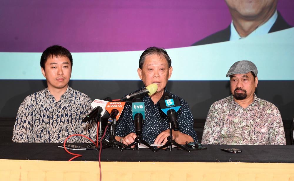 KOTA KINABALU, August 28 -- Member of Parliament for Lahad Datu who is also a member of the Silam Constituency Assembly, Datuk Mohamaddin Ketapi (centre) announced joining Parti Bangsa Malaysia (PBM) in a press conference today. BERNAMAPIX