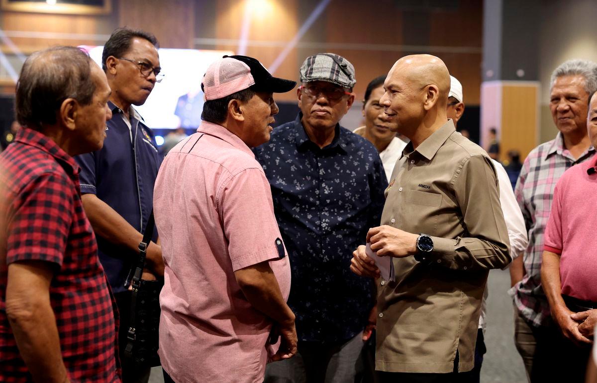 Menteri Perdagangan Dalam Negeri dan Kos Sara Hidup Datuk Armizan Mohd Ali bertemu wakil-wakil industri minyak ketika melawat pameran pada Hari Bertemu Pelanggan persiapan pelaksanaan Sistem Kawalan Petrol Bersubsidi (SKPS) di Pusat Konvensyen Antarabangsa Sabah hari ini -fotoBERNAMA