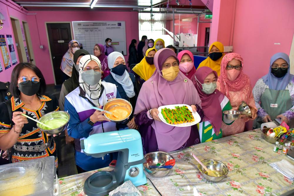 LABUAN, 18 Jan -- Timbalan Menteri Pembangunan Wanita, Keluarga dan Masyarakat Datuk Siti Zailah Mohd Yusoff (depan, tiga kiri) bersama para peserta wanita dalam Program Kemahiran Pembuatan Kek Lapis dan Majlis Ramah Mesra di Pusat Aktiviti Wanita Labuan hari ini. fotoBERNAMA