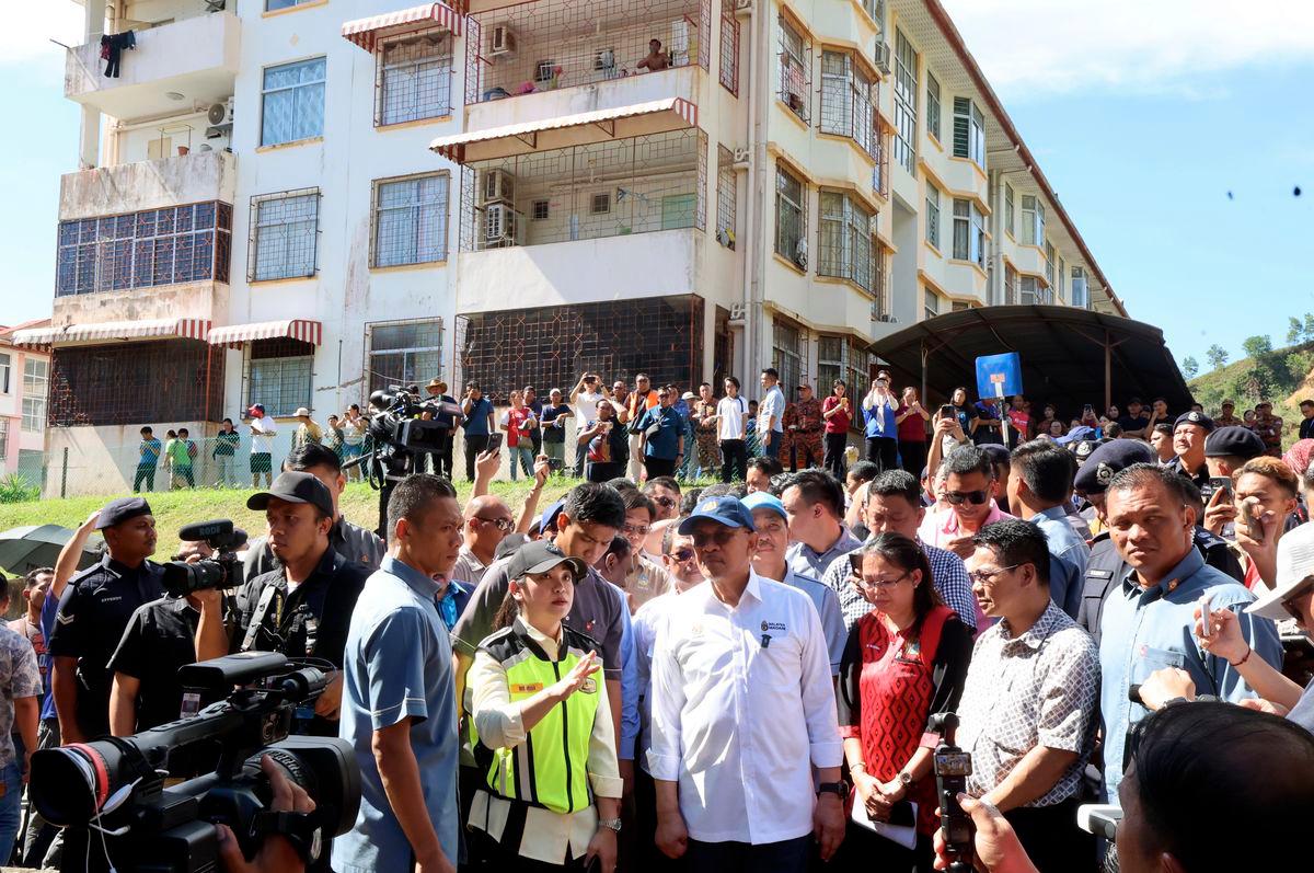 Perdana Menteri Datuk Seri Anwar Ibrahim ketika melakukan tinjauan lokasi tanah runtuh di Country Heights Penampang, hari ini - fotoBERNAMA