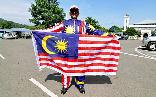 Former Tuaran Police chief, Rahman Jali in his Jalur-Gemilang themed ‘Baju Melayu’, outside Tun Hamdan Hall, Tamparuli today. — Bernama