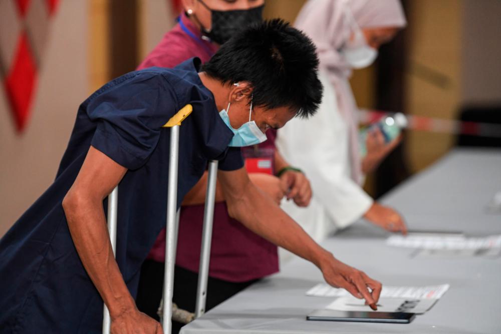 KOTA KINABALU, May 22 - A member of Parti Keadilan Rakyat (PKR) voted online in the PKR 2022 election at the Sabah state level today. BERNAMAPIX