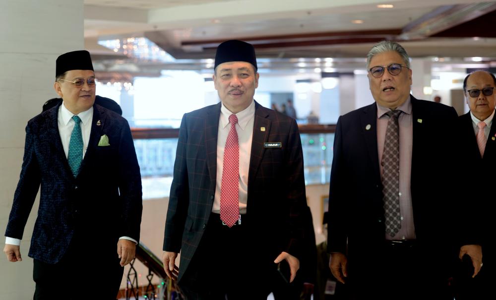 Datuk Seri Hajiji Noor (center)/BERNAMAPix