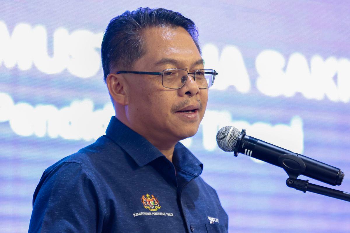 Timbalan Menteri Pendidikan Tinggi, Datuk Mustapha Sakmud menyampaikan ucapan pada majlis pelancaran Karnival Anak Warisan Simpan SSPN (KAWAN) 2025 di Kompleks Karamunsing hari ini. - fotoBERNAMA