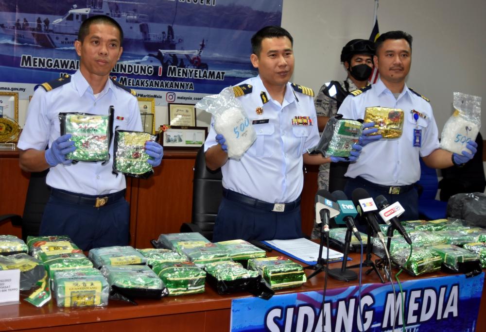 TAWAU, July 5- Director of the Malaysian Maritime Enforcement Agency (APMM) Tawau Maritime Zone Maritime Captain Shahrizan Raman (center) shows some of the 32 KG of Syabu drugs left by their owners in a bag in the mangrove forest to escape after a chase scene- chasing. BERNAMAPIX