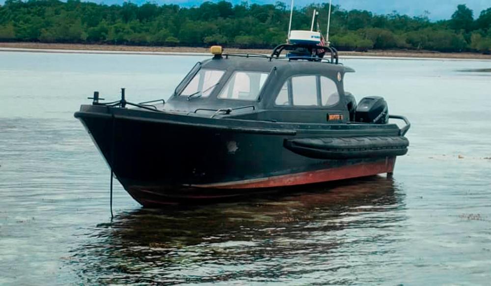 Bot peronda Agensi Penguatkuasaan Maritim Malaysia (APMM) yang diserang oleh tiga orang suspek sewaktu Ops Khas Pagar Laut di perairan Kunak hari ini/BERNAMAPix