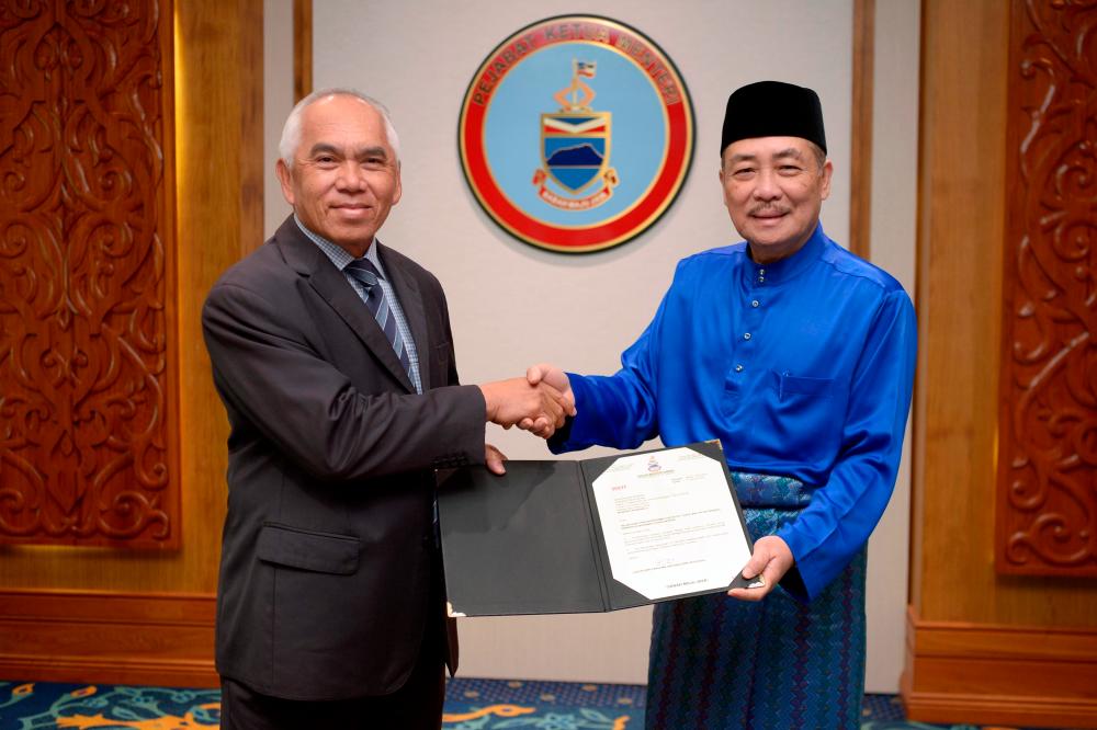 KOTA KINABALU, 13 Jan -- Ketua Menteri Datuk Seri Hajiji Noor (kanan) menyampaikan surat lantikan kepada Datuk Dr Yusof Yacob sebagai Pengerusi Qhazanah Sabah Berhad hari ini. fotoBERNAMA