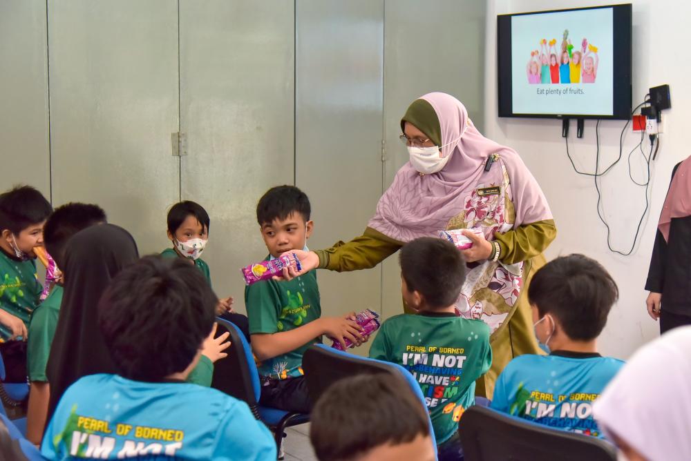 LABUAN, 17 Jan -- Timbalan Menteri Pembangunan Wanita, Keluarga dan Masyarakat Datuk Siti Zailah Mohd Yusoff beramah mesra sambil melayani gelagat anak-anak serta para pelajar pada sesi lawatannya ke Pusat Autism Labuan (LACC) hari ini. fotoBERNAMA