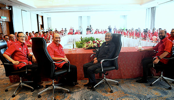 Prime Minister Tun Dr Mahathir Mohamad posing for a photo during his meeting with Bersatu leaders in Kota Kinabalu today. — Bernama