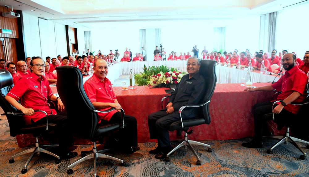 Prime Minister Tun Dr Mahathir (2nd R), who is also the chairman of Parti Bersatu Pribumi Malaysia (Bersatu) chairing an exclusive meeting with Bersatu Sabah today. — Bernama