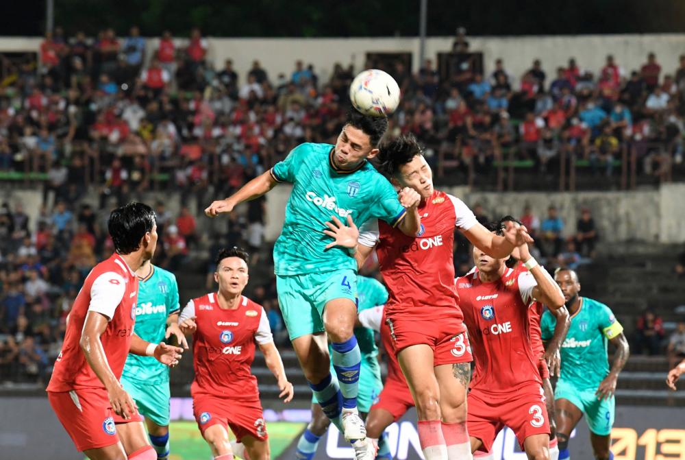 KOTA KINABALU, July 19 - Sabah FC player Dominic Tan competed for the ball in the air with Terengganu FC player Muhammad Adib Zainudin in the Super League match at the Likas Stadium. BERNAMAPIX