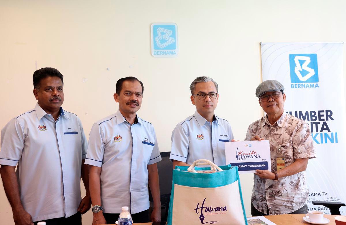 Communications Minister Datuk Fahmi Fadzil presented a contribution to Asia Times journalist, Salamat Tambanan (right), a recipient of the Kasih Fund @HAWANA, who was affected by a tragedy that struck his home. The handover ceremony was also attended by the Secretary-General of the Ministry of Communications, Datuk Mohamad Fauzi Md Isa (second from left), and Bernama Editor-in-Chief Arul Rajoo Durar Raj (left), at the Malaysian National News Agency (BERNAMA) office, Ministry of Communications Complex, Jalan Lintas, today. – BERNAMA