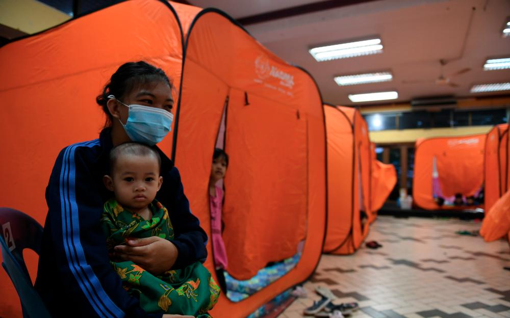 Flood victim, Sarina Mastur and her son from Kampung Kasigui Penampang were also transferred to a temporary evacuation center (PPS) for flood victims at the Penampang Sports Complex Club House on Jan 17. --fotoBERNAMA (2021) COPYRIGHTS RESERVED