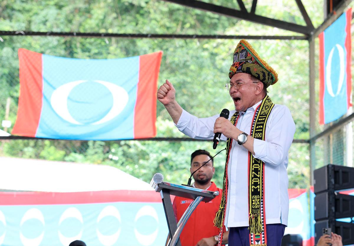 Perdana Menteri Datuk Seri Anwar Ibrahim berucap pada Program Rapat Umum dan Himpunan KEADILAN Sempena 27 Tahun Refomasi di Dewan Pisompuruan Kampung Kobuni Inanam semalam- fotoBERNAMA