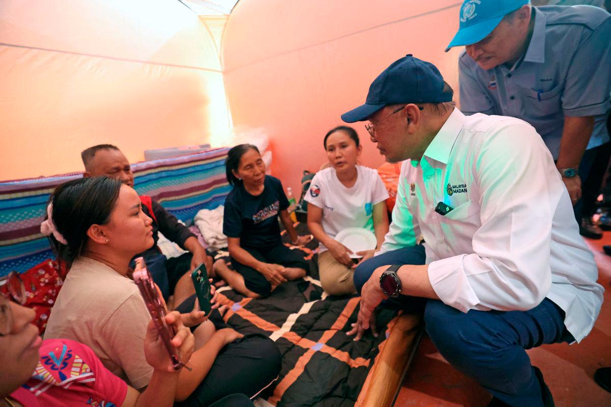 Prime Minister Datuk Seri Anwar Ibrahim, together with Sabah Chief Minister Datuk Seri Hajiji Noor, visited the Temporary Evacuation Centre (PPS) at Kampung Sarapung, Penampang, today. – BERNAMA