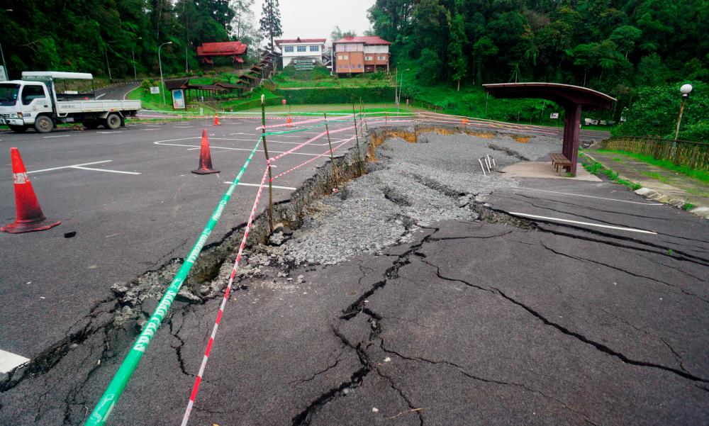 Cracks at the carpark near Taman Kinabalu following non-stop rain for 36 hours--fotoBERNAMA(2021) Copyrights Reserved