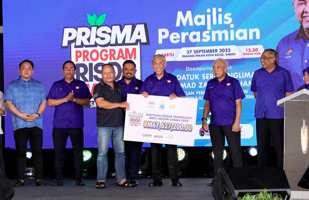 Deputy Prime Minister Datuk Seri Dr Ahmad Zahid Hamidi presented a replica cheque for the 2025 Sabah State Monsoon Assistance to a representative of RISDA during the official launch of the RISDA MADANI Carnival (KARRISMA) Sabah 2025 at Padang Kota Belud today. – BERNAMA