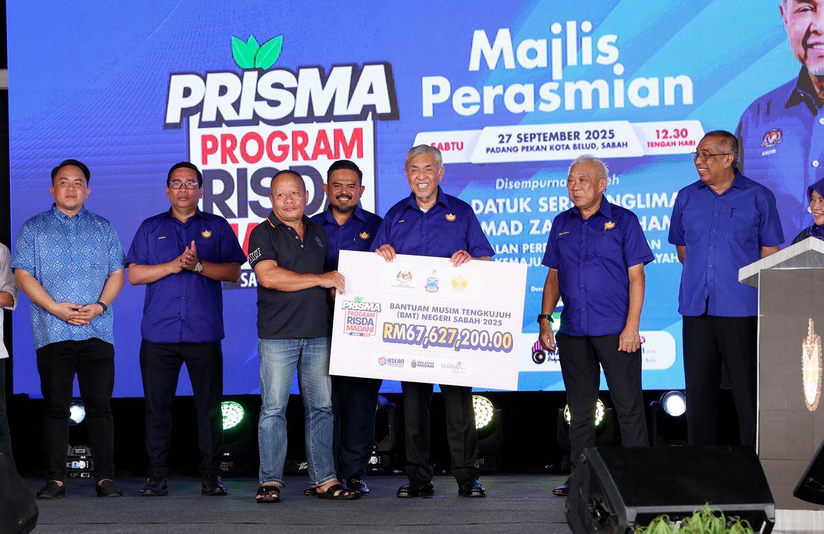 Timbalan Perdana Menteri Datuk Seri Dr Ahmad Zahid Hamidi menyerahkan replika cek Bantuan Musim Tengkujuh Negeri Sabah 2025 kepada wakil RISDA sempena perasmian Karnival RISDA MADANI (KARRISMA) Sabah 2025 di Padang Kota Belud hari ini - fotoBERNAMA