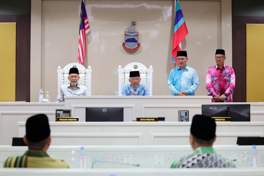 KOTA KINABALU, 6 Sept -- Yang di-Pertuan Agong Al-Sultan Abdullah Ri'ayatuddin Al-Mustafa Billah Shah berkenan melawat Bilik Mahkamah selepas Majlis Perasmian Kompleks Mahkamah Syariah Kota Kinabalu. - fotoBERNAMA