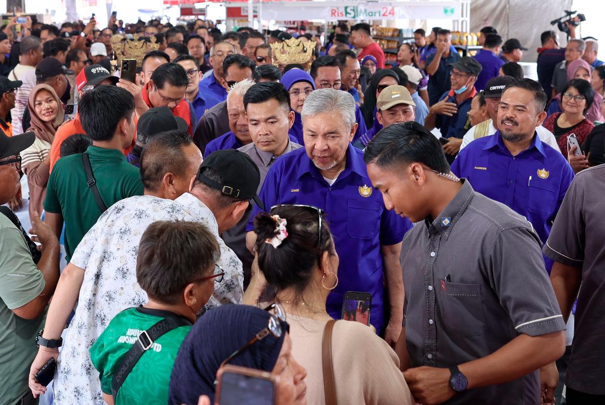 Deputy Prime Minister Datuk Seri Dr Ahmad Zahid Hamidi greeted and engaged with guests attending the official launch of the RISDA MADANI Carnival (KARRISMA) Sabah 2025 at Padang Kota Belud today. – BERNAMA