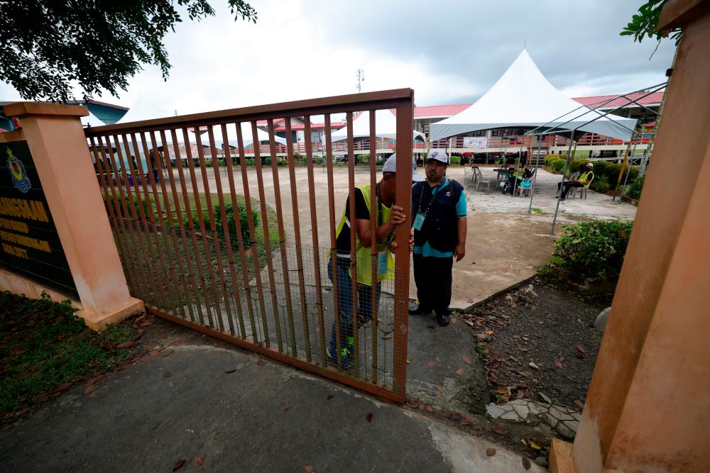 SANDAKAN, Nov 19 — Election Commission (SPR) officers closed the school gate after the end of voting time at exactly 5.30pm at the 15th General Election polling station at Sekolah Kebangsaan Batu Putih Baru today. BERNAMAPIX