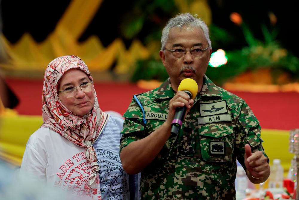 Yang di-Pertuan Agong Al-Sultan Abdullah Ri’ayatuddin Al-Mustafa Billah Shah (right) and Seri Paduka and Raja Permaisuri Agong Tunku Azizah Aminah Maimunah Iskandariah. fotoBERNAMA