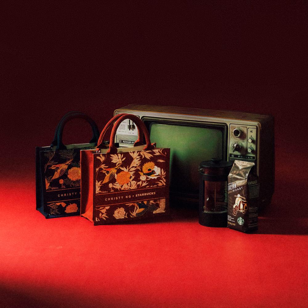 $!The Starbucks x Christy Ng Exclusive Mooncake Set comes in Burgundy Red and Midnighyt Blue.